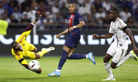 Kylian Mbappé scores 2 goals as PSG routs Lyon 4-1 in French league